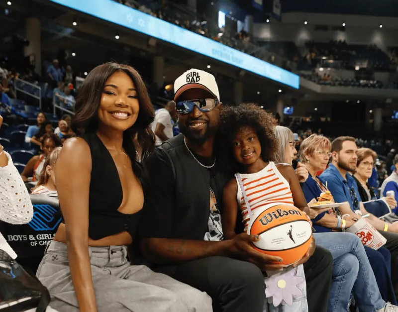 德维恩·韦德分享与妻子观看WNBA 比赛的照片