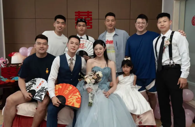 孙雅慧在社交媒体分享姜文结婚照片：很感动 祝你们新婚一百年幸福