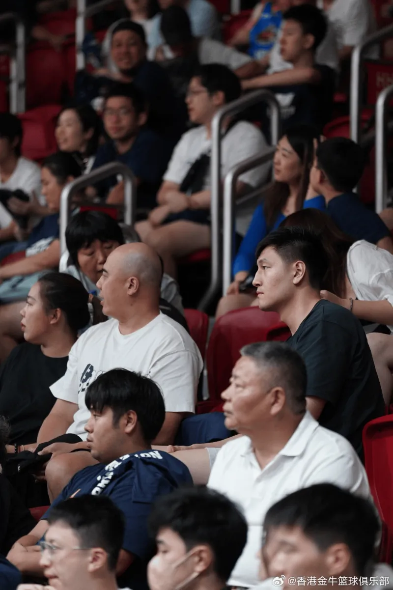 香港金牛队社交媒体分享青岛队欧俊轩在现场观看比赛